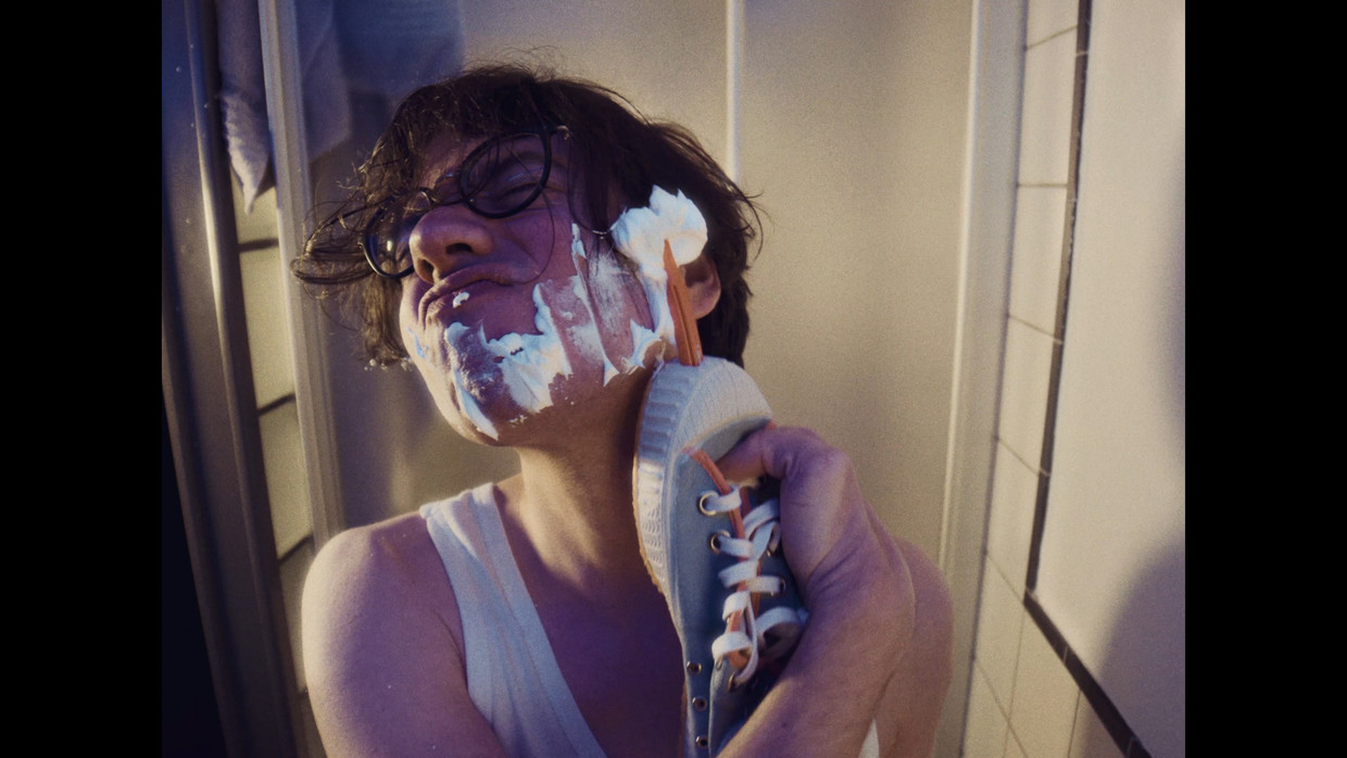 Jelle Denturck in de clip van 'Komrad Shoes', vanaf donderdagochtend exclusief te zien op humo.be Beeld DIRK.