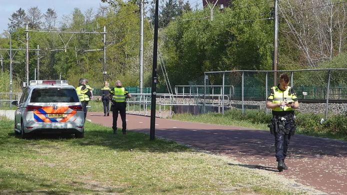 Agenten zijn ter plaatse bij station Kennispark in Enschede.