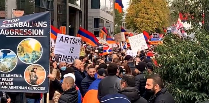 Betoging in Brussel met heel wat volk zonder mondmasker.