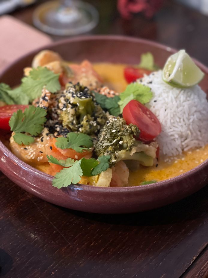 De schotel van rode curry met scampi’s.