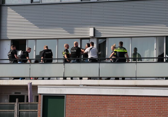 Vrouw meegenomen na steekpartij aan de W.H. Vliegenstraat in Zwijndrecht.