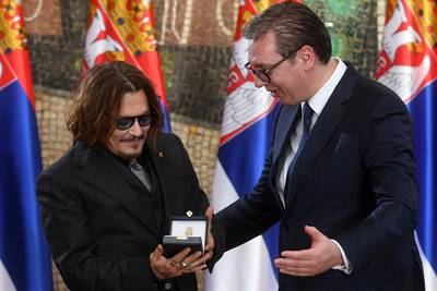 Johnny Depp krijgt onderscheiding van Servische president