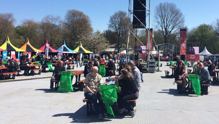 Bezoekers in het Oosterpark. Beeld Laura Obdeijn