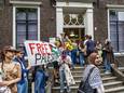 Demonstranten vallen een universiteitsgebouw binnen op het Janskerkhof in Utrecht tijdens een studentenprotest.
