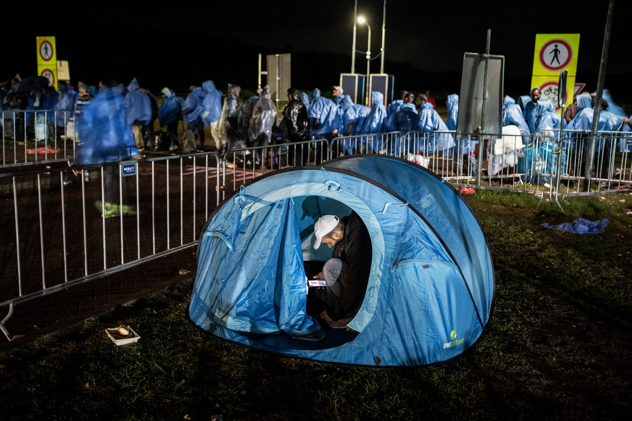 Buiten slapen in Ter Apel is nu verboden, maar het is de vraag of er blijvend voldoende opvangcapaciteit is om alle asielzoekers onderdak te bieden.