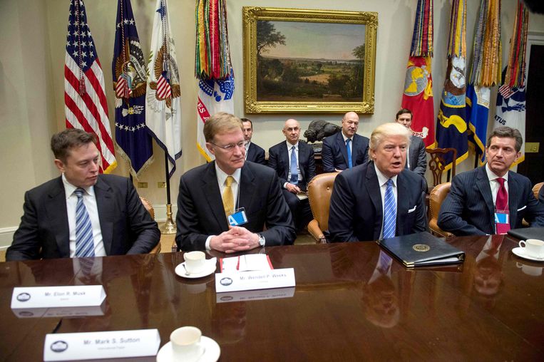 Musk in het Witte Huis met Donald Trump, in 2017. Hoewel de twee regelmatig clashten, ­benadrukt Musk dat hij de controversiële ex-president niet haat. Beeld AFP