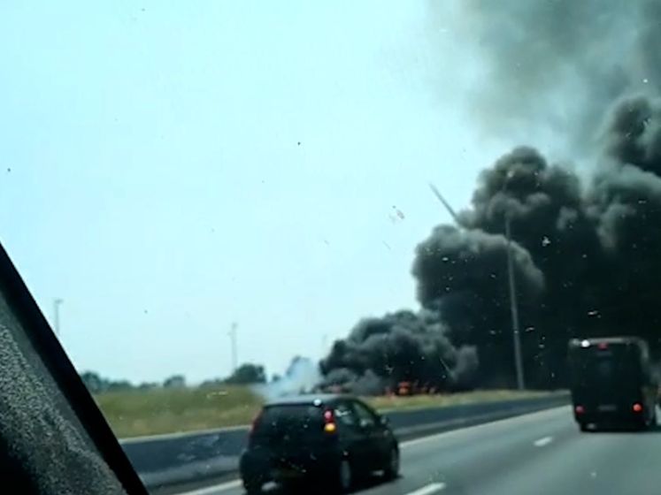 Automobilist filmt grote brand op E19 na ongeluk