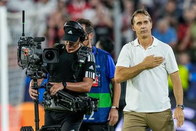 Football Talk. Sevilla ontslaat Lopetegui na zware nederlaag tegen Dortmund - WK in gevaar voor Walker