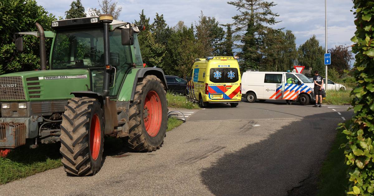 Fietser raakt gewond bij botsing met tractor in Epse.