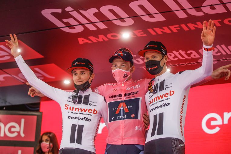 Wilco Kelderman, de nummer drie van de Ronde van Italië, hier helemaal rechts op het eindpodium. Beeld AP