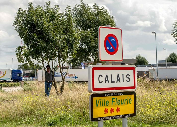 Archiefbeeld - Een migrant vlakbij de stadsgrens van Calais.