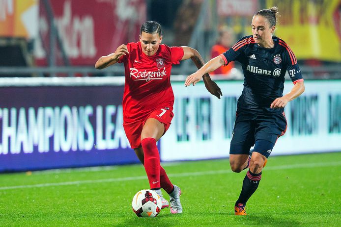 Gina Lewandowski (r) in duel met Shanice van de Sanden, toen nog spelend voor FC Twente.