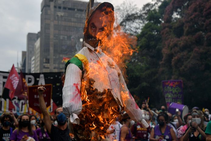 Une image du Président brésilien Jair Bolsonaro est brûlée lors d'une manifestation demandant sa démission, à Sao Paulo, Brésil, le 2 octobre 2021.