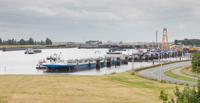 Rijkswaterstaat sluit met ingang van komende maandag de afloopsteigers, waarmee schippers veilig van boord kunnen. Het besluit is zeer slecht gevallen bij belangenvereniging Schuttevaer.