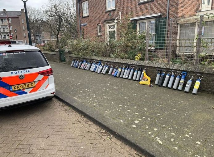 Politie vindt 38 lachgas flessen in personenauto aan de Johannes Vermeerstraat in Den Bosch