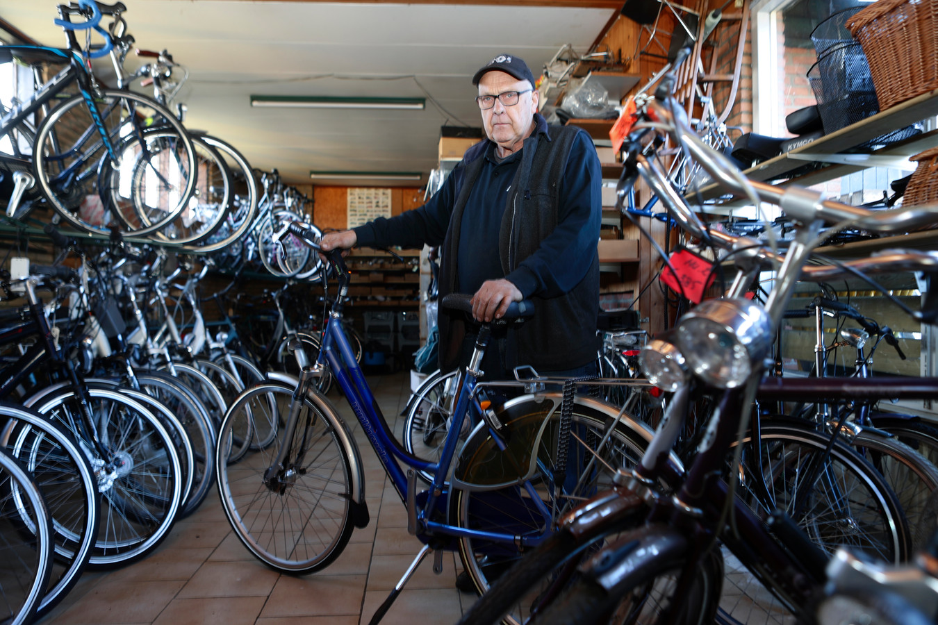 Fietsenmaker Bas Oostveen uit Nieuwendijk stopt er na 40 jaar mee en sluit zijn winkel. Hij blijft op verzoek wel repareren.