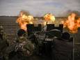 Oekraïense militairen beschieten Russische stellingen bij Bachmoet