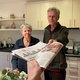 Gidi Heesakkers bezorgt de krant na bij Janka en Gerard Bakker, die niet weten wat ze overkomt