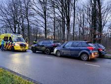 Drie auto's met elkaar in botsing op Vlierstraat in Enschede