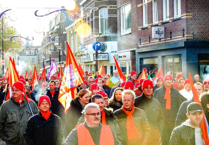 Ongeveer 150 medewerkers van Unox in Oss liepen vorige week mee in een protestmars van de fabriek naar het centrum van de stad.