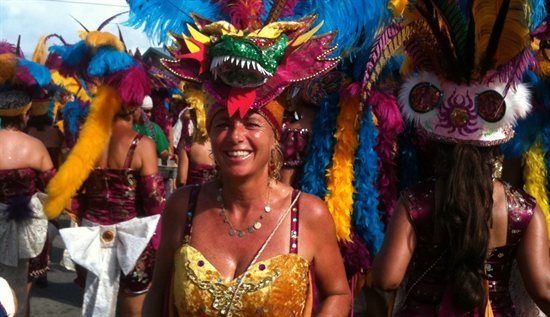 Ria Visser viert carnaval op Aruba.