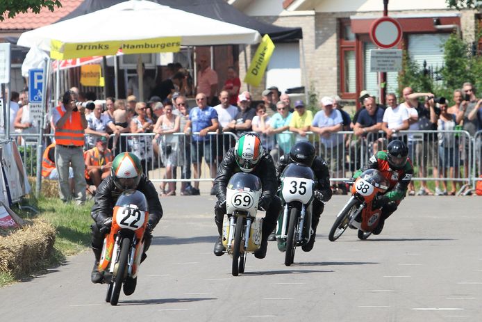De klassieke motoren raasden dit weekeinde weer door Rockanje. ,,Fascinerend om te zien.''