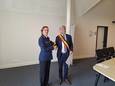 De kersverse korpschef en burgemeester Vandaele (N-VA) van De Haan schudden de hand na de eedaflegging.