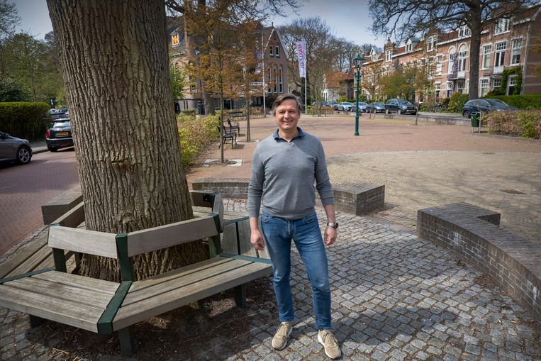 Christian Jelsa woont aan het Oegstgeestse Wilhelminapark. Hij vindt dat het CDA een splijtzwam in de wijk heeft gegooid. Beeld Werry Crone