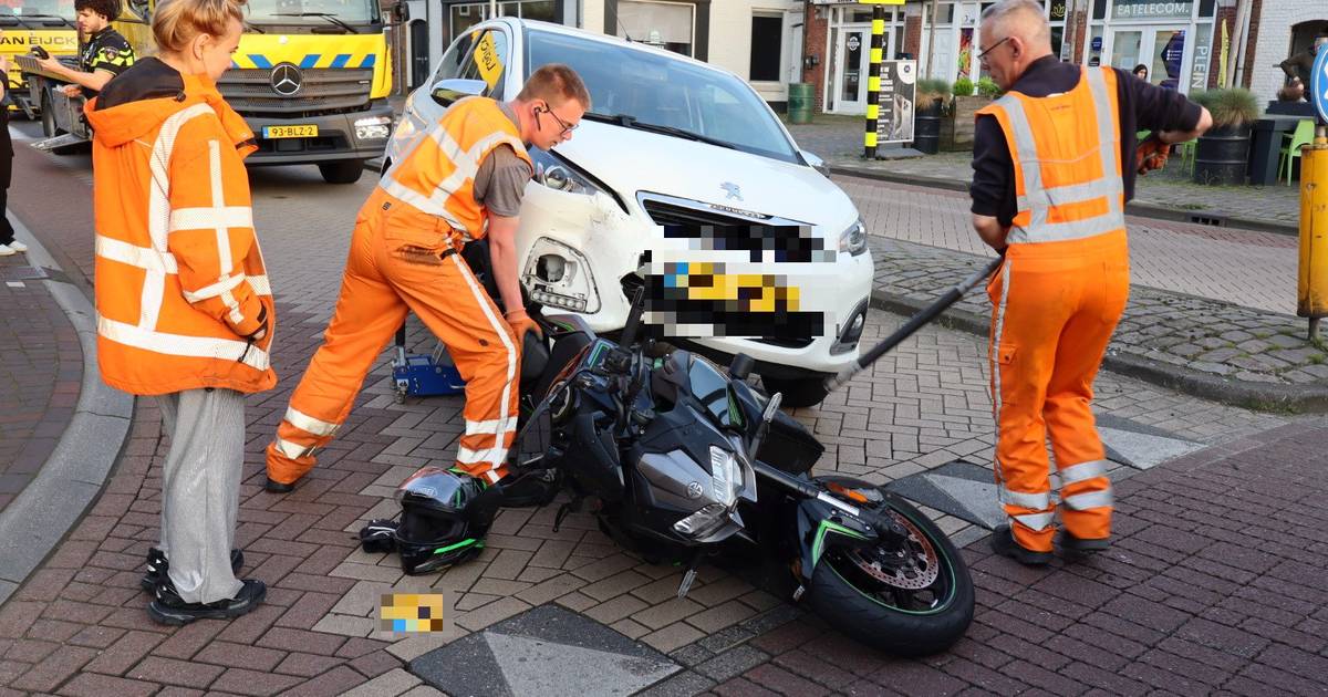 Auto achterop stilstaande motor gereden in Vlijmen
