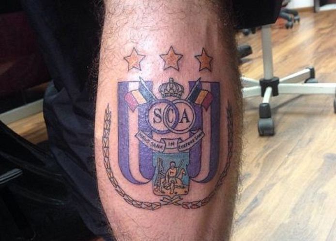 Op de plek van de blessure liet de Pool een grote tatoeage van het embleem van Anderlecht zetten.