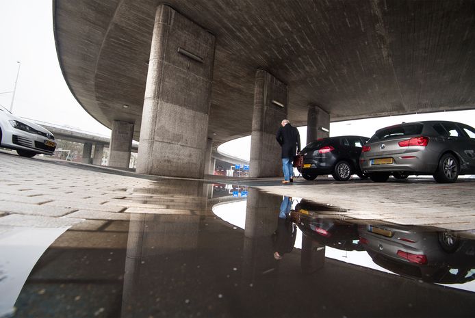 De 'Blauwe Golven' van Peter Struycken onder de Nelson Mandelabrug in Arnhem zijn nu in gebruik als parkeerplaats.