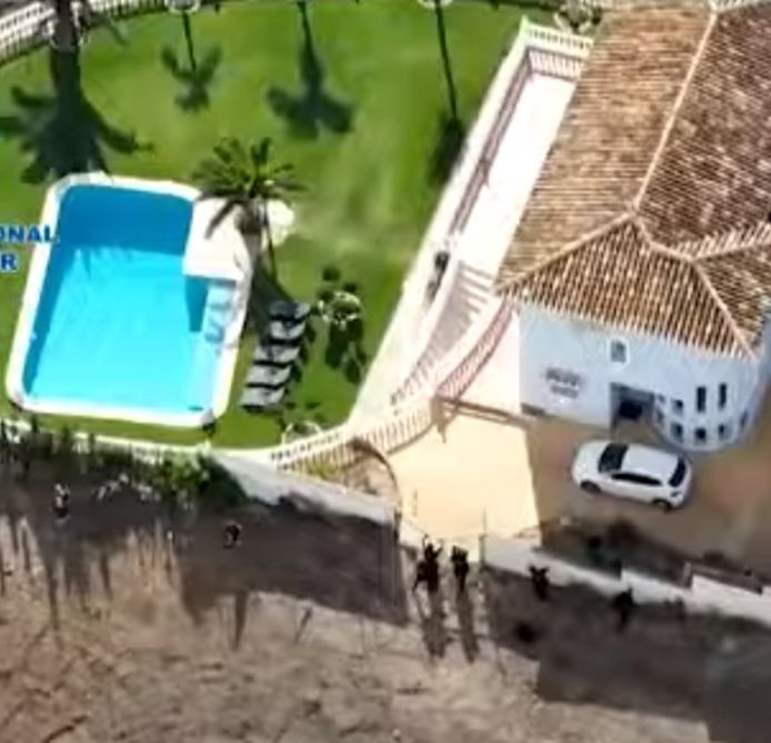 Zwembadfeest aan Costa del Sol blijkt valstrik: zakenman ontsnapt aan gruwelijke dood.