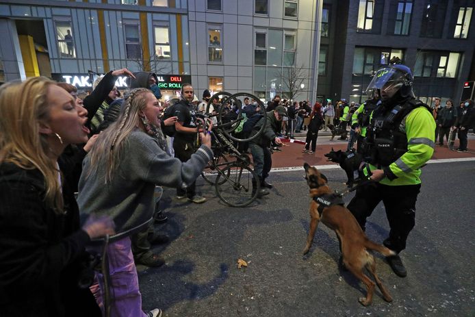 Demonstranten en politieagenten in Bristol gisteravond.