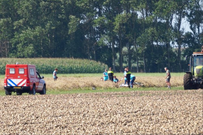 Het slachtoffer van het jachtongeval is met een wagen van de brandweer uit het veld gehaald en daarna per ambulance naar het ziekenhuis gebracht.
