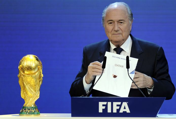 Het moment dat Sepp Blatter onthult dat Qatar het WK van 2022 mag organiseren.