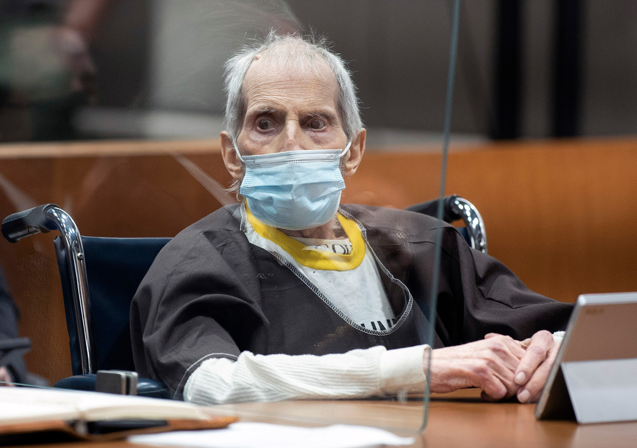De Amerikaanse miljonair Robert Durst, wiens gezondheid slecht is waardoor hij in een rolstoel zit, hoort zijn vonnis aan in de rechtszaal in Los Angeles.
