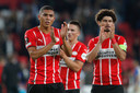 Carlos Vinícius, Ryan Thomas en André Ramalho bedanken het publiek in Eindhoven na de 2-2 tegen Real Sociedad.