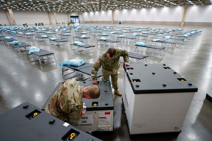 Militairen zijn een noodziekenhuis aan het opbouwen in het zwaar getroffen Texas.