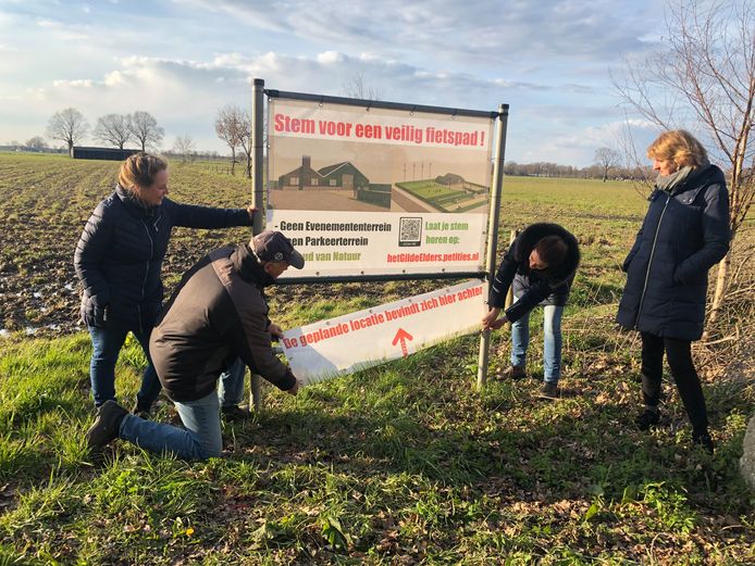 Met een groot spandoek op de beoogde nieuwe locatie voor het gilde, vragen Monique van Stokkom, Ad Kuijpers, Barbara Mutsaers en Jolanda Mathijssen (vlnr) aandacht voor hun online petitie tegen een voorgenomen verhuizing van het gilde in Berkel-Enschot
