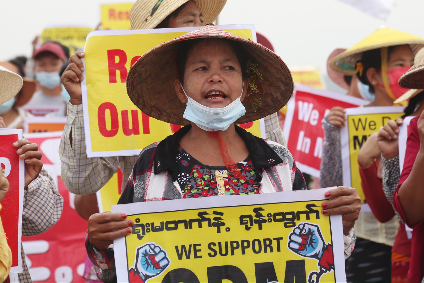Demonstranten gingen ook vandaag weer de straat op in de stad Mandalay.