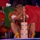 ‘What the f*ck is happening here?’ Wat deed ‘soppend’ melkmeisje achter presentatrice tijdens Eurovisiesongfestival?