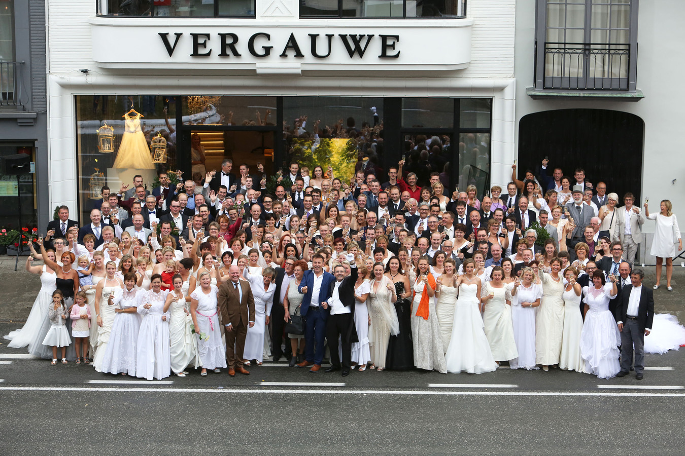 Een stunt in 2016: 118 trouwkoppels samen op de foto voor de zaak van Foto Vergauwe.
