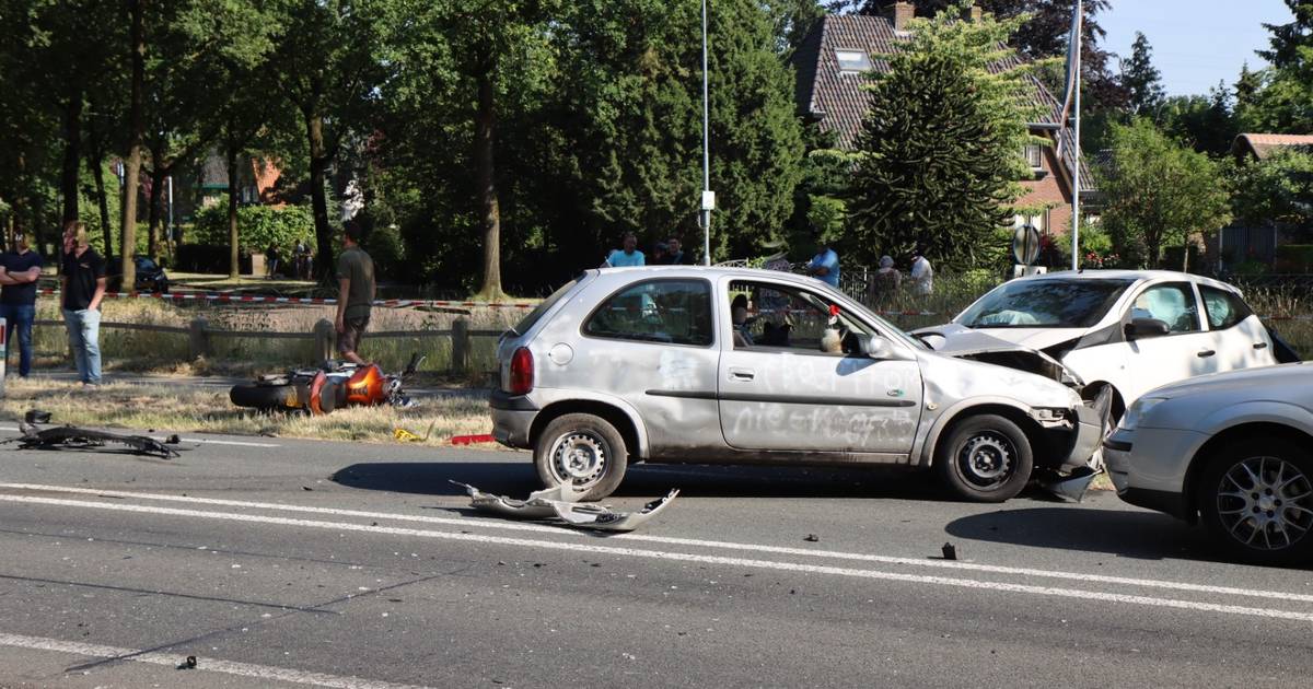 Motorrijder ernstig gewond bij botsing met twee autos op N224 in Ede.