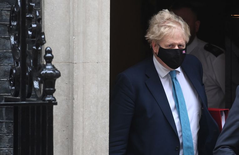 Boris Johnson vorige week, voor zijn ambtswoning op Downing Street 10. Beeld EPA