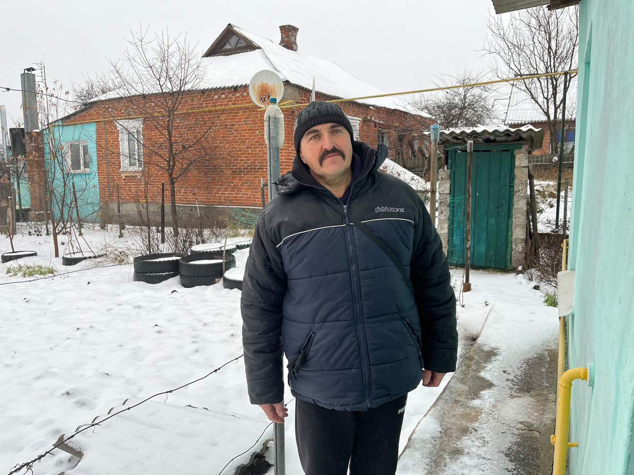 Mykola Troebtsjaninov bij zijn huis. Beeld Michiel Driebergen