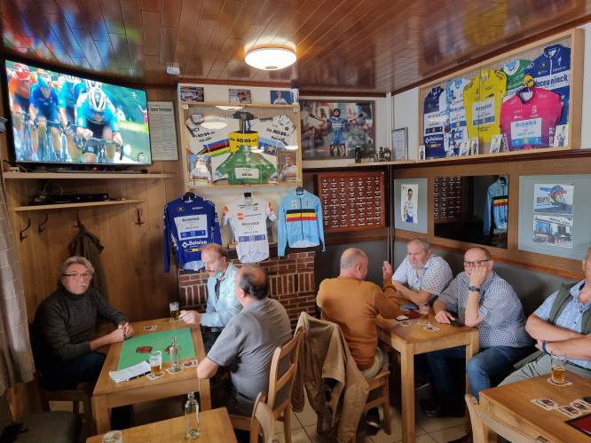In de Rustberg, supporterscafé van Remco Evenepoel, zijn ze trots op hun wielerheld. “Eerst ons verdriet verdrinken en nadien een feestje bouwen”
