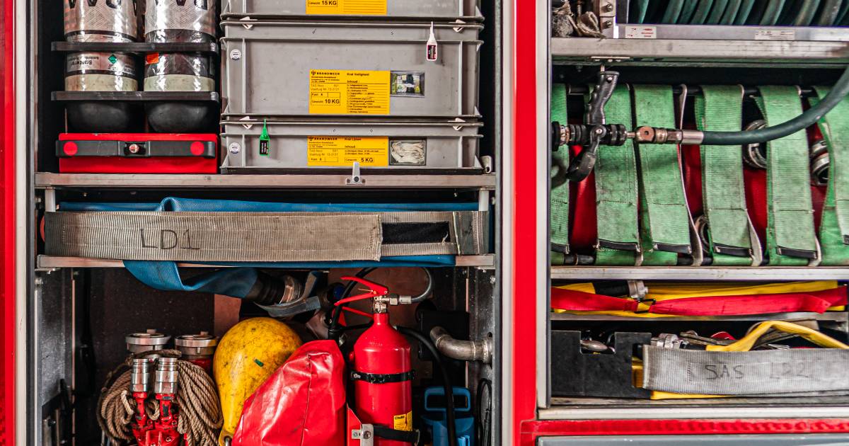 Grote brand in woning boven kringloop Landsmeer onder controle, één persoon gewond