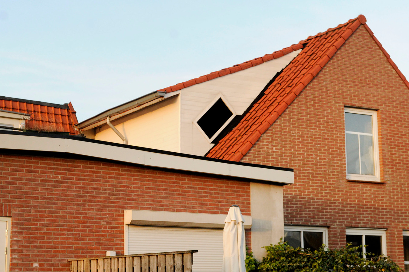De dakkapel op het pand van Gerrit Koertshuis aan de Deurningerstraat voldoet volgens de gemeente Oldenzaal niet aan de omgevingsvergunning.