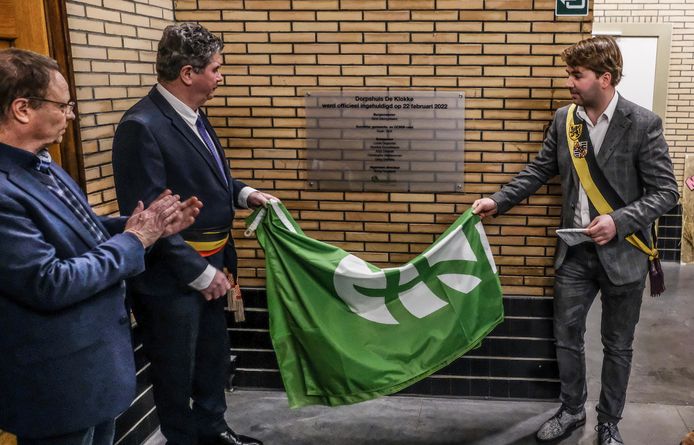 Burgemeester Gino Devogelaere en schepen Yannick Ducatteeuw onthullen het naambord aan de ingang.