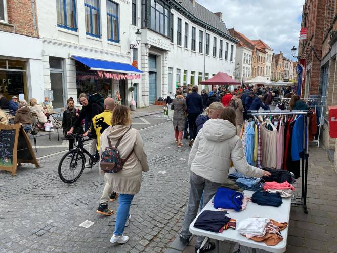 Gezellige drukte tijdens rommelmarkt in Brugse Langestraat